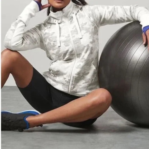 Athleta Triumph Hoodie in Gypsum Camo - Picture 2 of 14